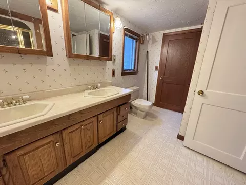 Bath - 5 Barnes Ave, Worcester, MA 01605 photo 4 of 5