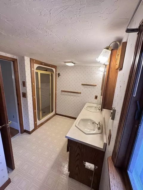 Bath - 5 Barnes Ave, Worcester, MA 01605 photo 5 of 5