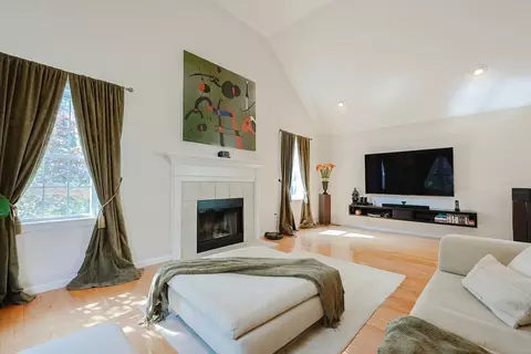 11 Heron Ln, Hopedale, MA 01747