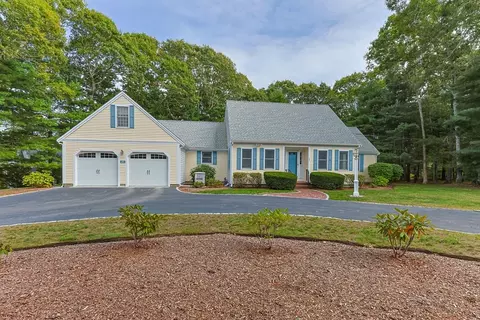 25 Sturbridge Dr, Osterville, MA 02655
