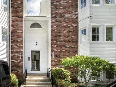 121 Tall Oaks Dr #Q, Weymouth, MA 02190