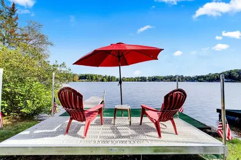 79 7th St, Brimfield, MA 01010