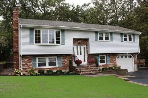 6 Oak Knoll Dr, Woburn, MA 01801