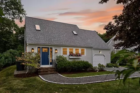 37 Seashell Ln, Falmouth, MA 02536