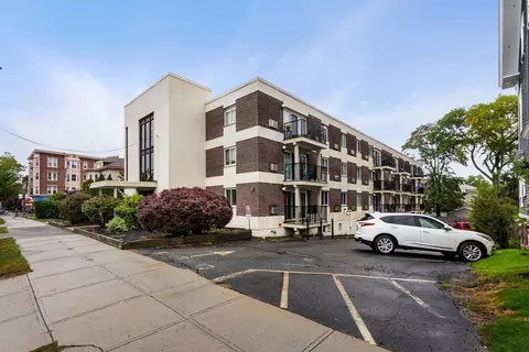 245 Lafayette St #1A, Salem, MA 01970