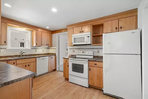 54 Ellsworth Ave, Springfield, MA 01118 photo 5