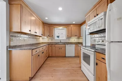 54 Ellsworth Ave, Springfield, MA 01118 photo 6