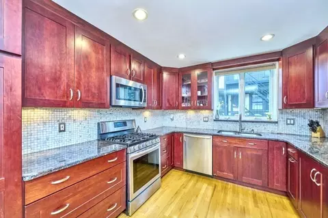 209 Commonwealth Ave #3E, Chestnut Hill, MA 02467