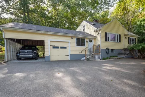 215 Blue Hl, Westwood, MA 02090