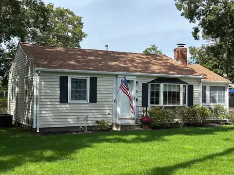 55 Pawkannawkut Dr, Yarmouth, MA 02664