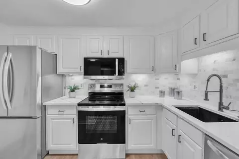 25 Pine St #B, Canton, MA 02021 photo 2