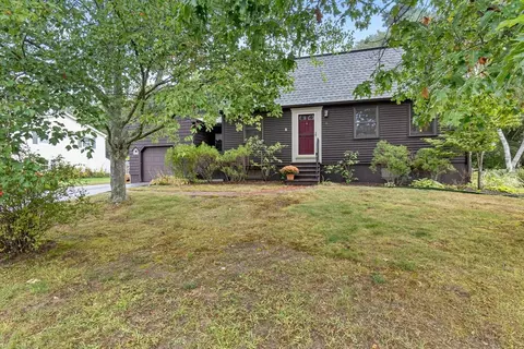 11 Heard Dr, Ipswich, MA 01938