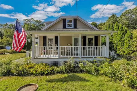 33 Oakwood Ave, Falmouth, MA 02540