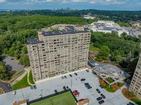 250 Hammond Pond Pkwy #306N, Chestnut Hill, MA 02467