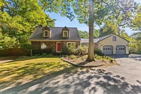 211 Elm St, Halifax, MA 02338