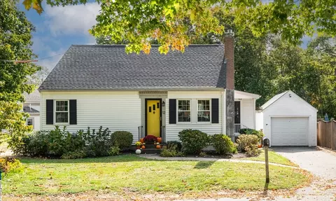 12 Maple St, Essex, MA 01929