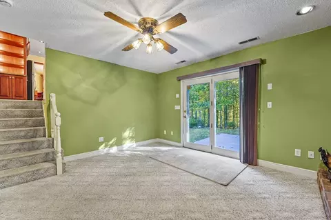 Living - 11 Fox Run, Townsend, MA 01474 photo 2 of 4