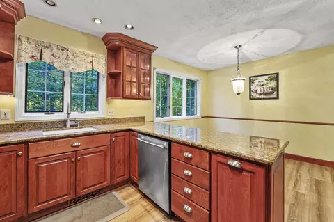 Kitchen - 11 Fox Run, Townsend, MA 01474 photo 4 of 5
