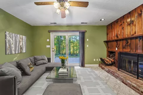 Living - 11 Fox Run, Townsend, MA 01474 photo 3 of 4