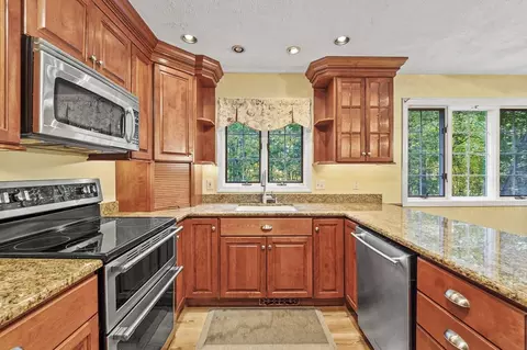 Kitchen - 11 Fox Run, Townsend, MA 01474 photo 2 of 5
