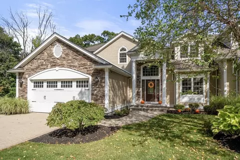 10 Callaway Dr #10, Middleton, MA 01949