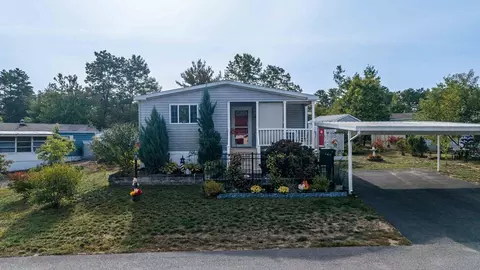 10 Roosevelt Rdg, Carver, MA 02330