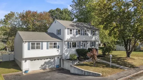 8 Mohawk Path, Bellingham, MA 02019 photo 3