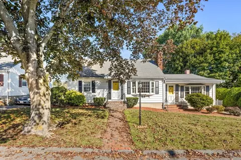 5 Colonial Rd, Peabody, MA 01960