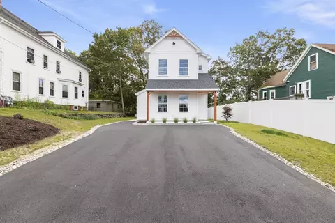 29 Elm St, Webster, MA 01570