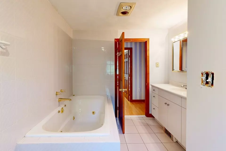 Bath - 794 Neponset St, Norwood, MA 02062 photo 6 of 7