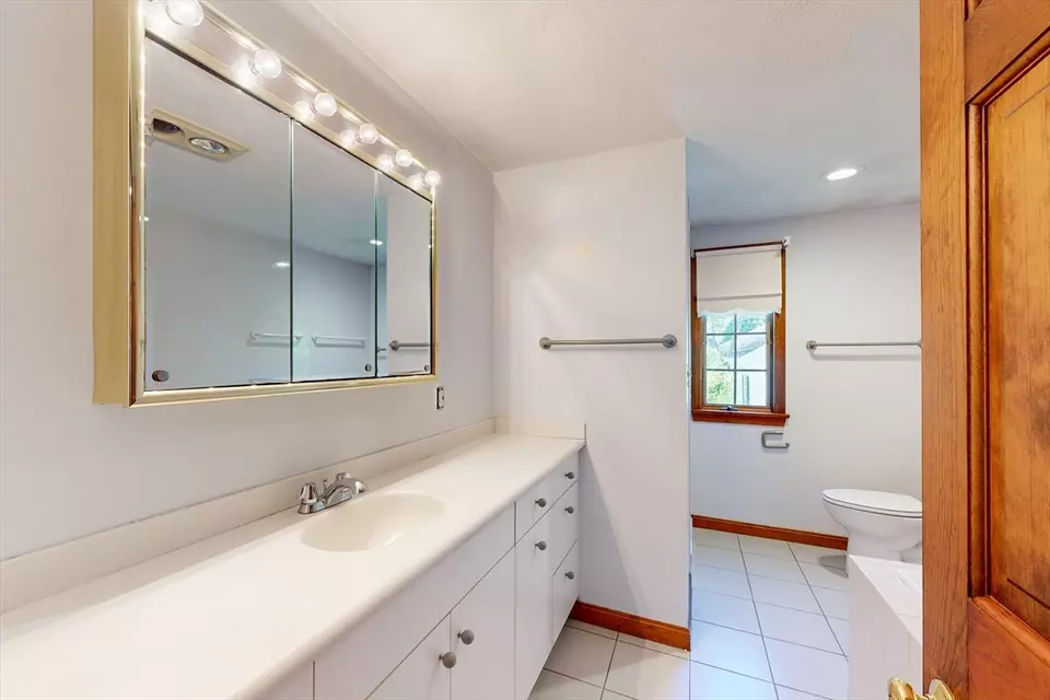 Bath - 794 Neponset St, Norwood, MA 02062 photo 5 of 7