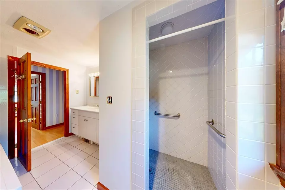 Bath - 794 Neponset St, Norwood, MA 02062 photo 7 of 7