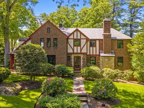 479 Chestnut St, Newton, MA 02468