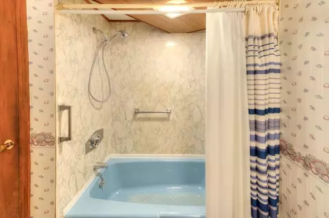 Bath - 135 Orient St, Worcester, MA 01604 photo 4 of 4