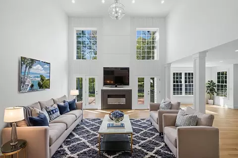Living - 8 Hough Rd, Sutton, MA 01590 photo 2 of 7