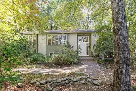 11 Horseshoe Dr, Acton, MA 01720