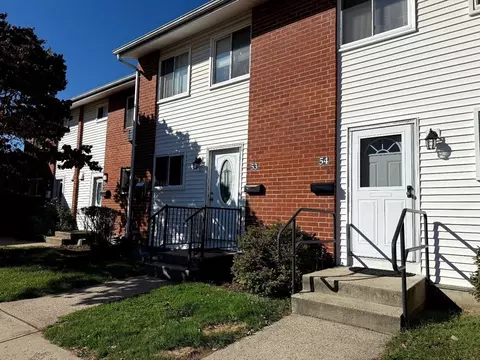53 Farnum Dr #53, Holyoke, MA 01040