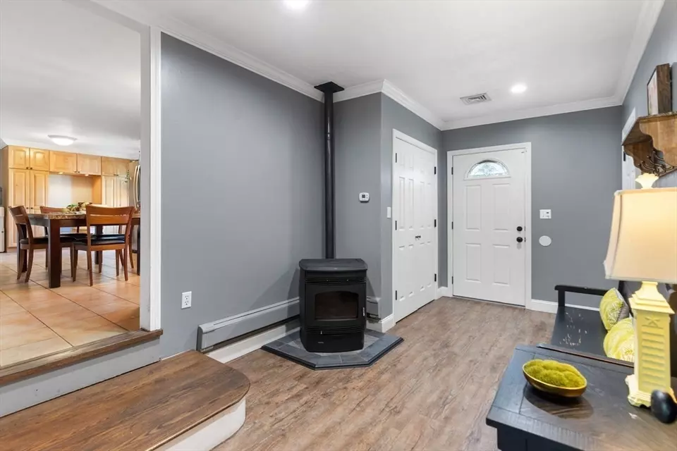 Entry Way - 1 Maddabon Pl, Peabody, MA 01960 photo 3 of 4