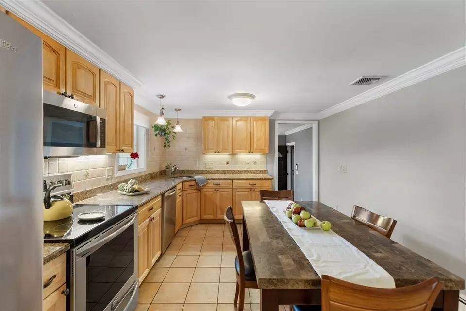 Kitchen - 1 Maddabon Pl, Peabody, MA 01960 photo 3 of 4