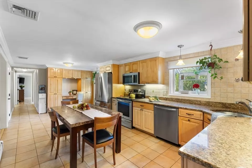 Kitchen - 1 Maddabon Pl, Peabody, MA 01960 photo 2 of 4