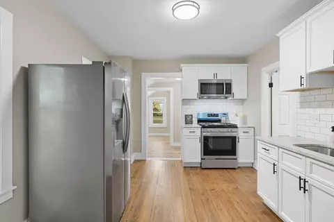 Entry Way - 56 Marshall St, Springfield, MA 01109 photo 3 of 7