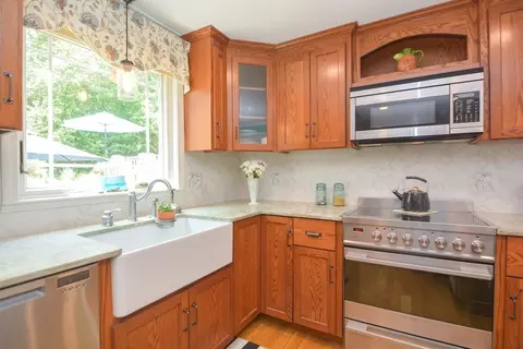 Kitchen - 2 Crestview Dr, Mendon, MA 01756 photo 3 of 5