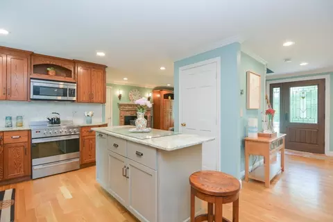 Kitchen - 2 Crestview Dr, Mendon, MA 01756 photo 4 of 5