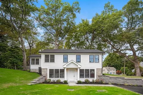 26 Maple St, Northborough, MA 01532