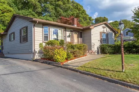 17 Roy St, Fairhaven, MA 02719 photo 2