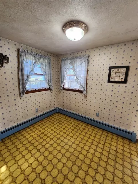 53 Holden St, Springfield, MA 01119 photo 4