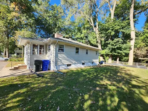 53 Holden St, Springfield, MA 01119 photo 3