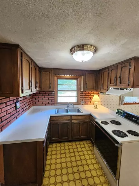 53 Holden St, Springfield, MA 01119 photo 7