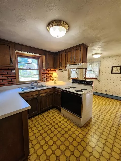 53 Holden St, Springfield, MA 01119 photo 6