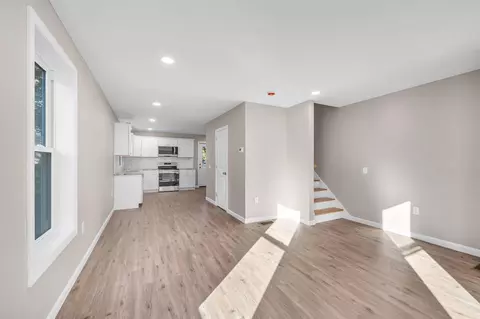 Living - 130-132 Dickinson, Springfield, MA 01108 photo 2 of 4